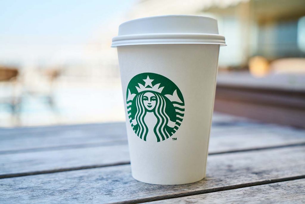 Un gobelet d'une réseau de franchise qui a travaillé son branding : Starbuck
