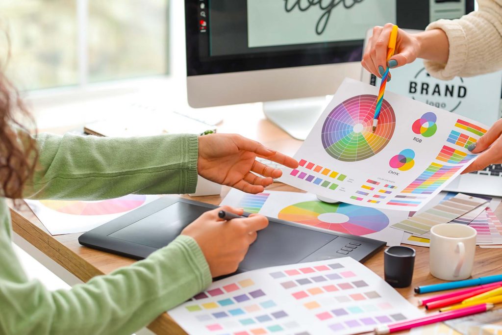 Une créatrice d'entreprise choisissant sa palette de couleur pour la création de l'identité de marque de sa nouvelle entreprise.