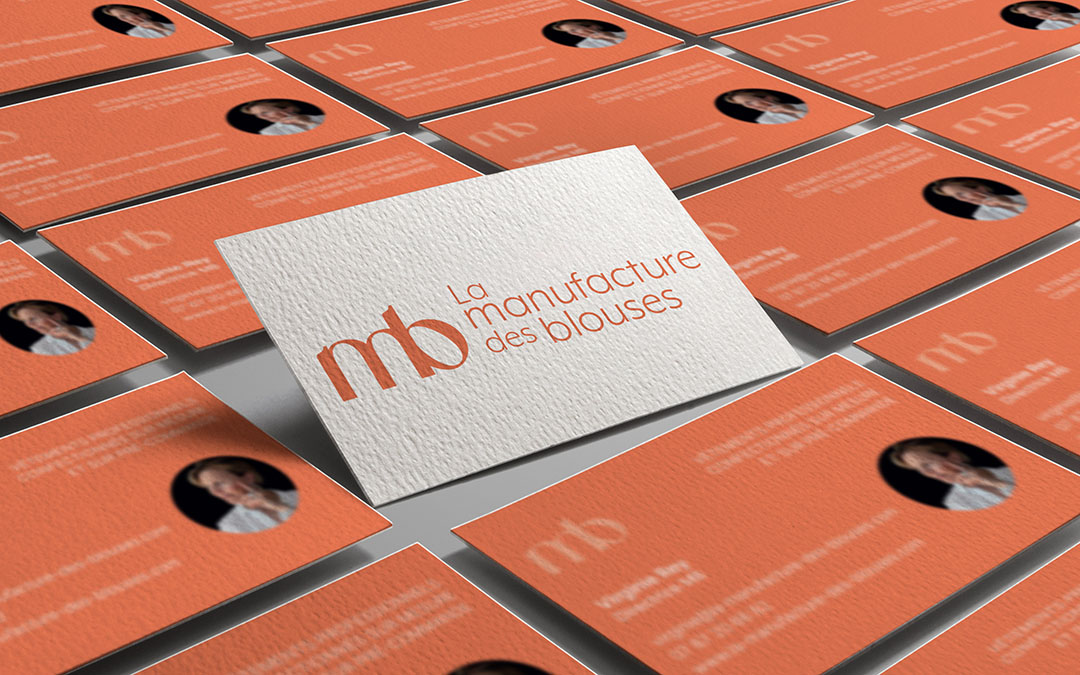 Le logo sur les cartes de visite de La Manufacture des Blouses