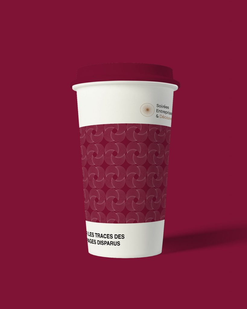 Logo et identité visuelle évènementielle déclinés sur un gobelet pour une soirée réseautage
