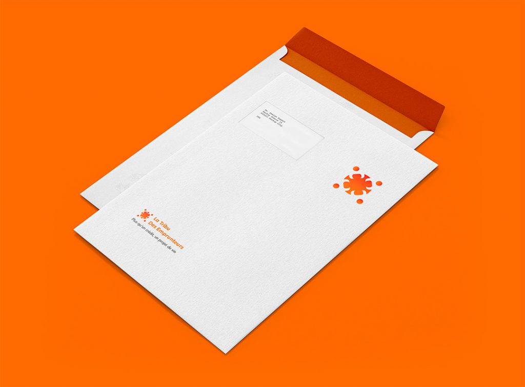 Le logo d'un cabinet de courtage présent sur une enveloppe.