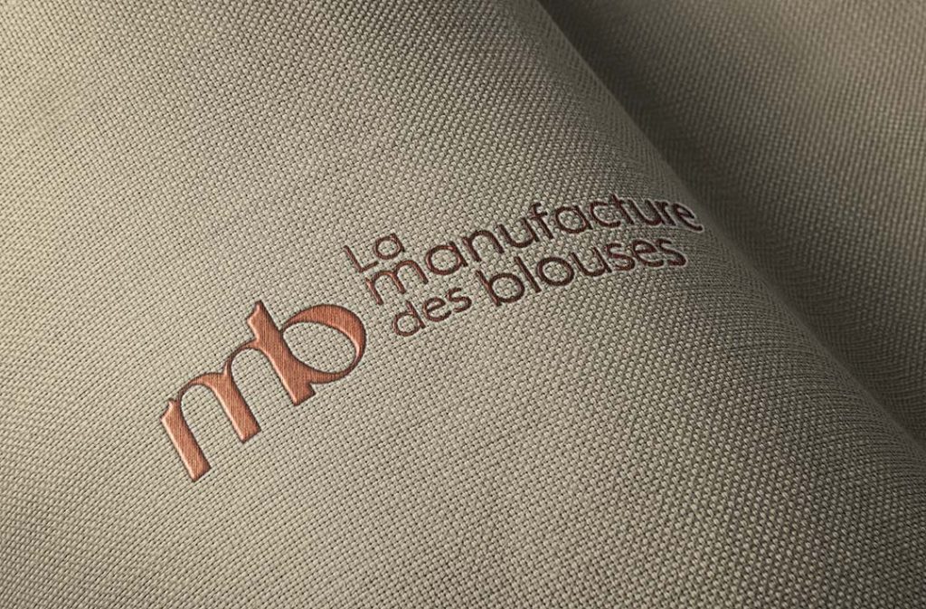 Le logo d'une entreprise de retail sur du textile
