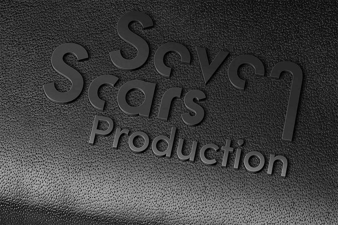 Logo d'une entreprise de production audiovisuelle sur une pochette en cuir.