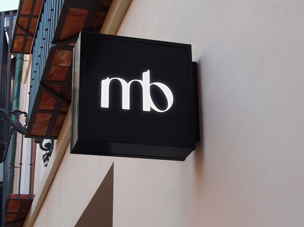 Le logo d'une entreprise de retail sur un drapeau de magasin