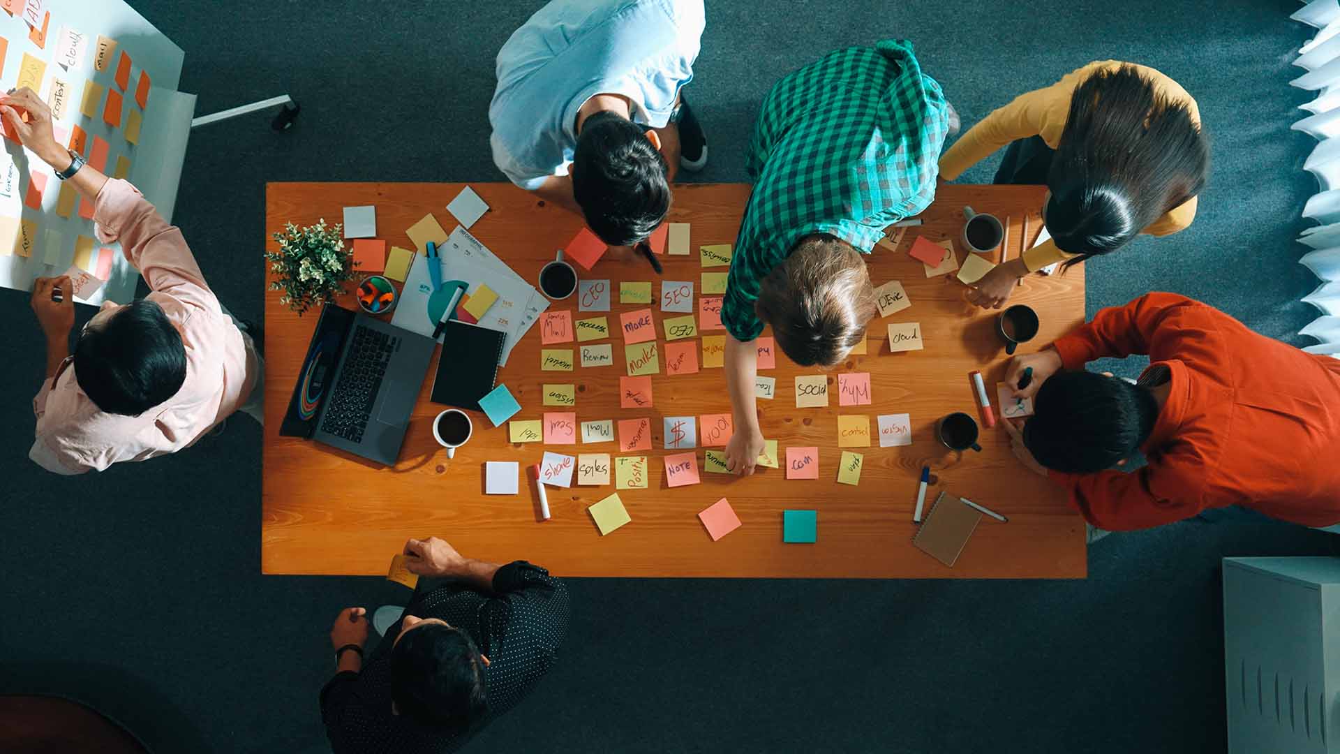 Un brainstorming dans une agence de naming pour trouver un nom de marque.