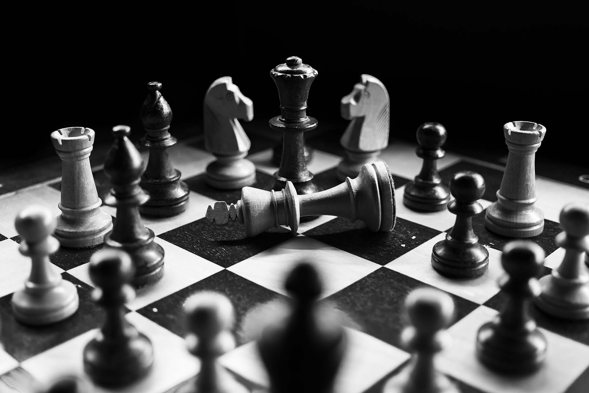 Échiquier symbolisant l'importance de la cohérence entre la stratégie d'entreprise et la stratégie de marque.