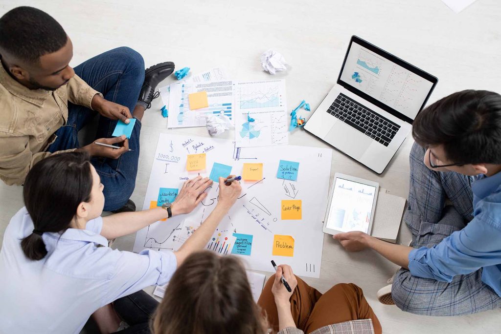 Une équipe marketing travaillant sur le calendrier éditorial 2026 de leur entreprise.