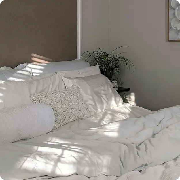 Lit défait aux draps blancs