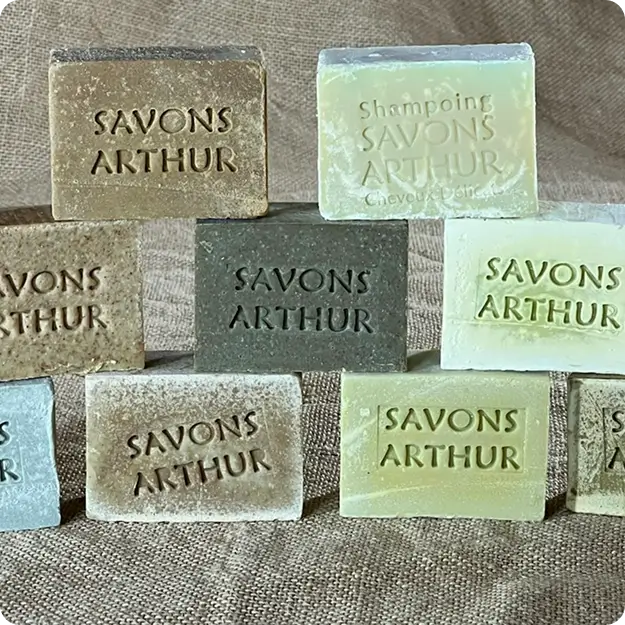 Savons artisanaux gravés au nom de Savons Arthur