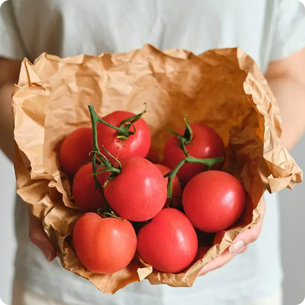 Tomates fraîches dans un papier kraft