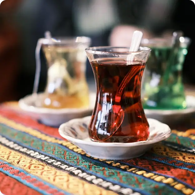 Verre de thé posé sur une nappe colorée