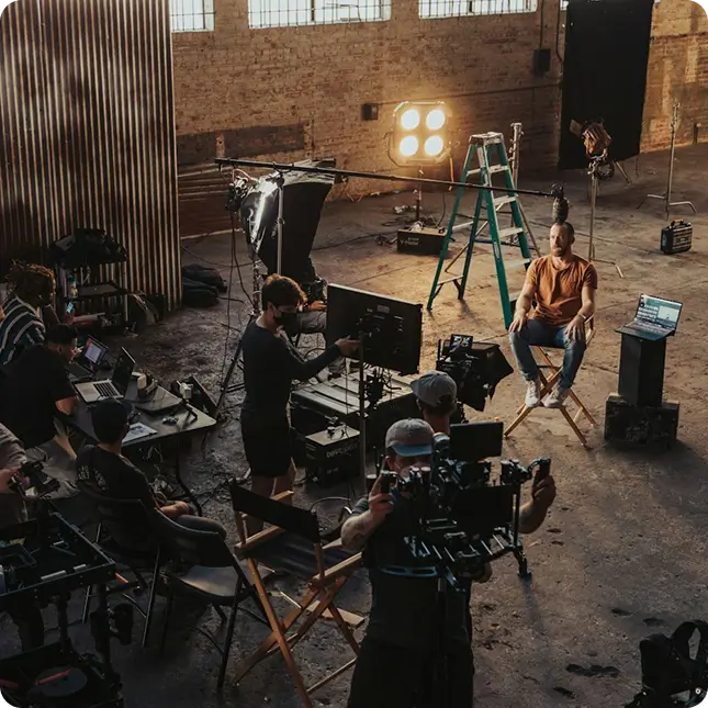 Équipe et matériel en coulisses d'un tournage vidéo