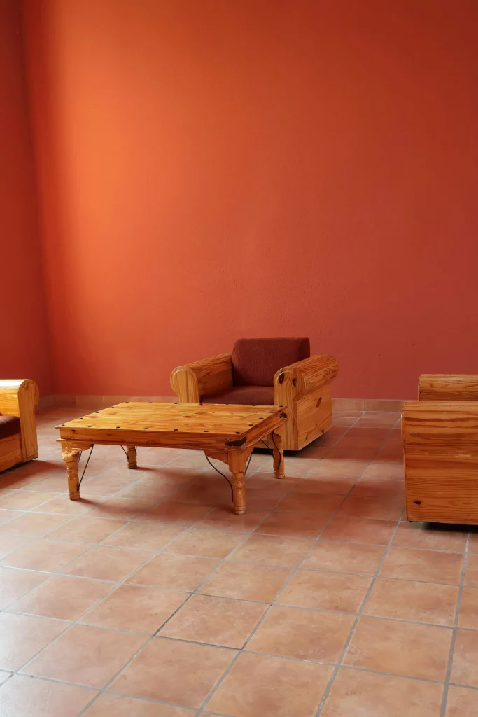 Décor minimaliste avec mur orange et table basse en bois
