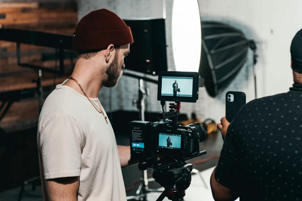 Équipe de tournage filmant une scène