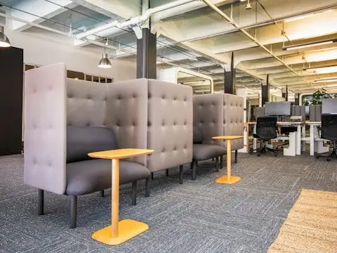 Espace de bureau moderne avec cabines et mange-debout