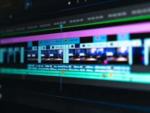 Régie de montage vidéo avec plusieurs écrans
