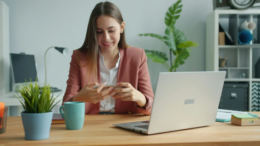 Femme travaillant sur son ordinateur portable dans un bureau lumineux